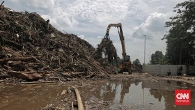 FOTO: 2.000 Ton Sampah Kiriman Diangkut dari Kali Ciliwung