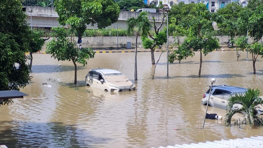 Mobil terendam banjir di Mal Mega Bekasi&period; &lpar;Taufiq&sol;detikcom&rpar;