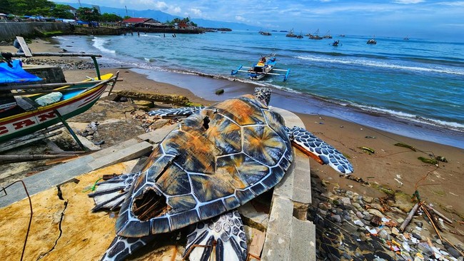 Patung kayu atau ornamen 'Penyu' raksasa seharga Rp13 miliar yang menjadi ikon Palabuhanratu, Sukabumi, rusak parah dan tuai kritik.