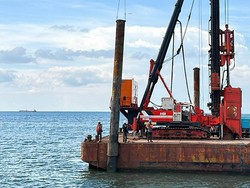 Waskita Suplai Beton ke Proyek Tanggul Pantai Jakarta Utara