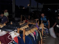 Sambil Gelap-gelapan, Pedagang Mal Mega Bekasi Sortir Barang Usai Kebanjiran