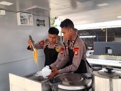 Brimob Polda Metro Dirikan Dapur Umum, Bantu Bersihkan Lumpur Banjir Jaktim