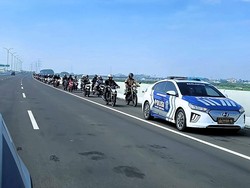 Video: Terjebak Banjir Bekasi, Ratusan Pemotor Lewat Tol Gabus-Dikawal Patwal