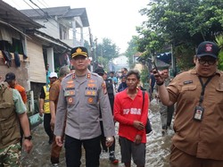 Polisi Evakuasi Warga Terdampak Banjir di Pondok Aren Tangsel