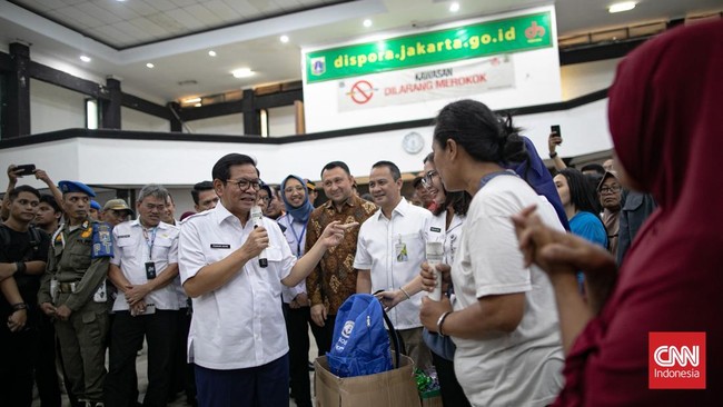 Gubernur DKI Jakarta, Pramono Anung, mendapatkan kejutan ulang tahun ke-62 dari para Aparatur Sipil Negara di lingkungan Pemprov DKI Jakarta pada Rabu (11/6).