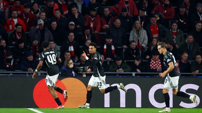 Ethan Nwaneri Ukir Sejarah di Liga Champions Saat Arsenal Menang 7-1 Ethan Nwaneri, bintang muda Arsenal yang baru berusia 17 tahun, baru saja menorehkan namanya dalam sejarah Liga Champions.