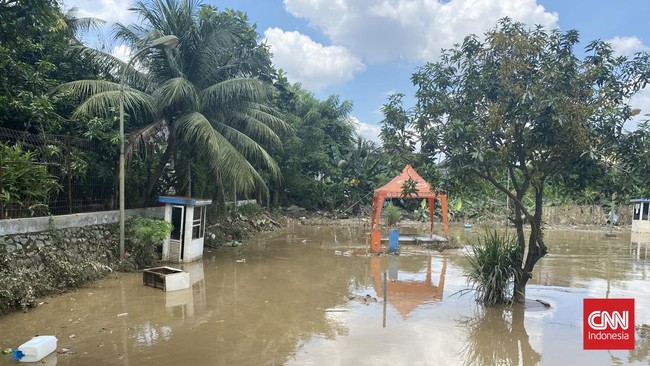 Sejumlah wilayah di Kota Bekasi kembali terendam banjir akibat hujan deras yang terjadi pada Sabtu (8/3) sore.