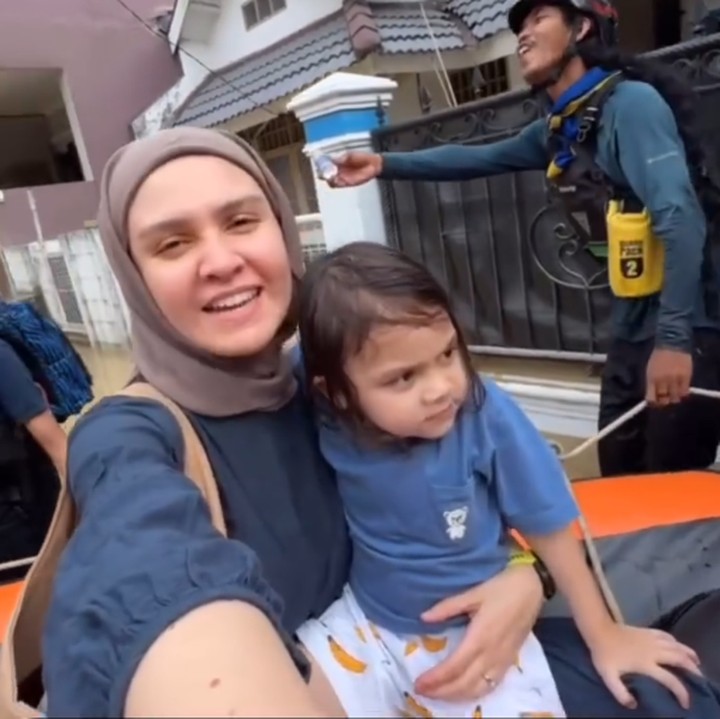 <p>Aktris Michella Adlen mesti mengungsi dari rumahnya karena banjir. Dalam beberapa unggahan di Instagram Stories, Michella menujukkan proses evakuasi keluarganya yang dibantu oleh tim penyelamat. (Foto: Instagram @michelladlen)</p>