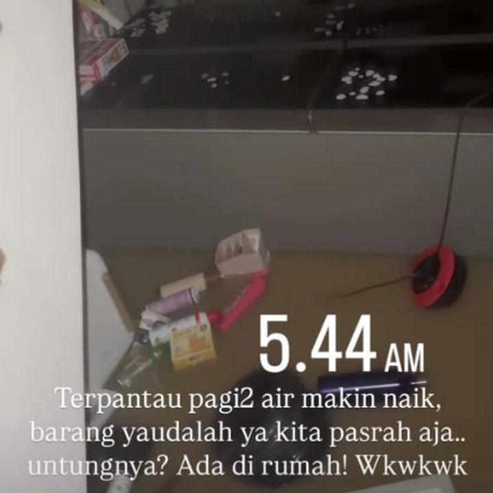 <p>Di unggahan lainnya, Michella mem-<em>posting</em> foto yang menunjukkan kondisi di dalam rumahnya yang sudah terendam banjir. Air yang masuk ke rumahnya sudah merendam barang-barang, Bunda. "5.44 AM Terpantau pagi2 air makin naik, barang yaudahlah ya kita pasrah aja...untungnya? Ada di rumah! Wkwkwk," tulisnya. (Foto: Instagram @michelladlen)</p>
