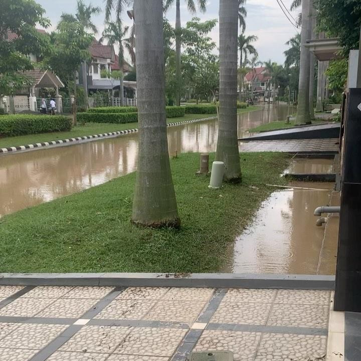 <p>Rumah komedian Parto di kawasan Kemang Pratama, Kota Bekasi, Jawa Barat, juga hampir kemasukan air banjir. Melalui unggahan di Instagram, Parto menunjukkan air yang sudah menggenai jalanan di depan rumahnya. Air banjir ini juga hampir masuk ke halaman depan rumahnya, Bunda. (Foto: Instagram @partopatrio)</p>