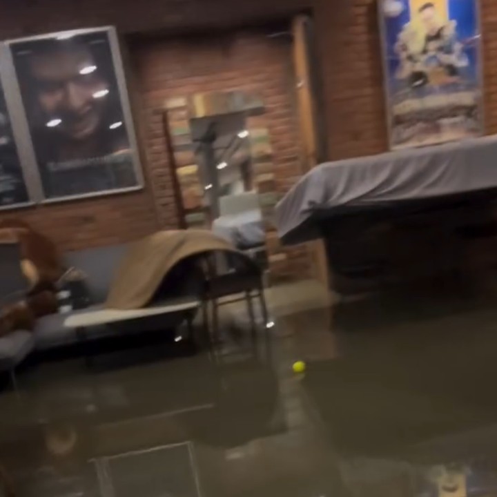 <p>Banjir menerjang beberapa titik kawasan di Bekasi dan Jakarta. Rumah beberapa figur publik turut terendam banjir, Bunda. Salah satunya adalah aktor Baim Wong. Rumahnya di kawasan Tanah Kusir, Jakarta Selatan, kemasukan air banjir. (Foto: Instagram @baimwong)</p>