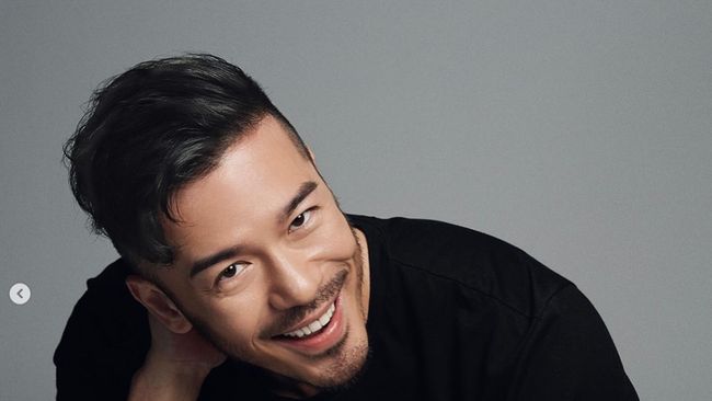 Sopir Taksi Online Bikin Penumpang Kaget, Wajah Ganteng Ternyata Beneran Artis