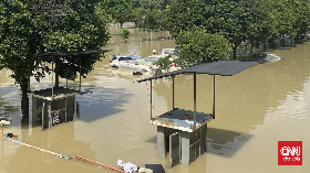 Sejumlah Motor dan Mobil Masih Terendam Banjir di Mega Mall Bekasi