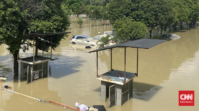 Sejumlah kendaraan roda dua dan roda empat masih terendam banjir di kantong parkir Mega Mall Bekasi, Jawa Barat pada Rabu (5/3) hari ini.