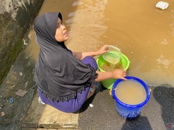 Miris! Warga Pengadegan Jaksel Cuci Piring Pakai Air Banjir