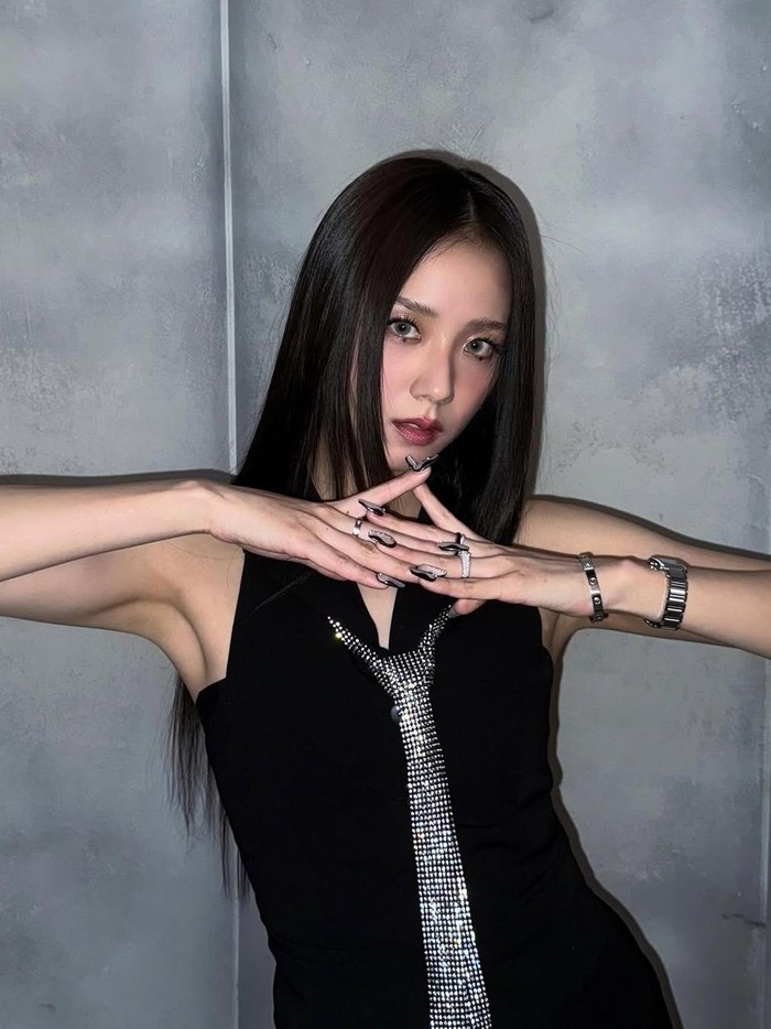 Seperti yang kita tahu, Jisoo BLACKPINK resmi comeback solo dengan mini album, ‘AMORTAGE’. Peluncuran karya terbaru sang idola kali ini bertepatan dengan Hari Valentine atau Valentine’s Day, yakni pada 14 Februari 2025 lalu./ Foto: instagram.com/sooyaaa__