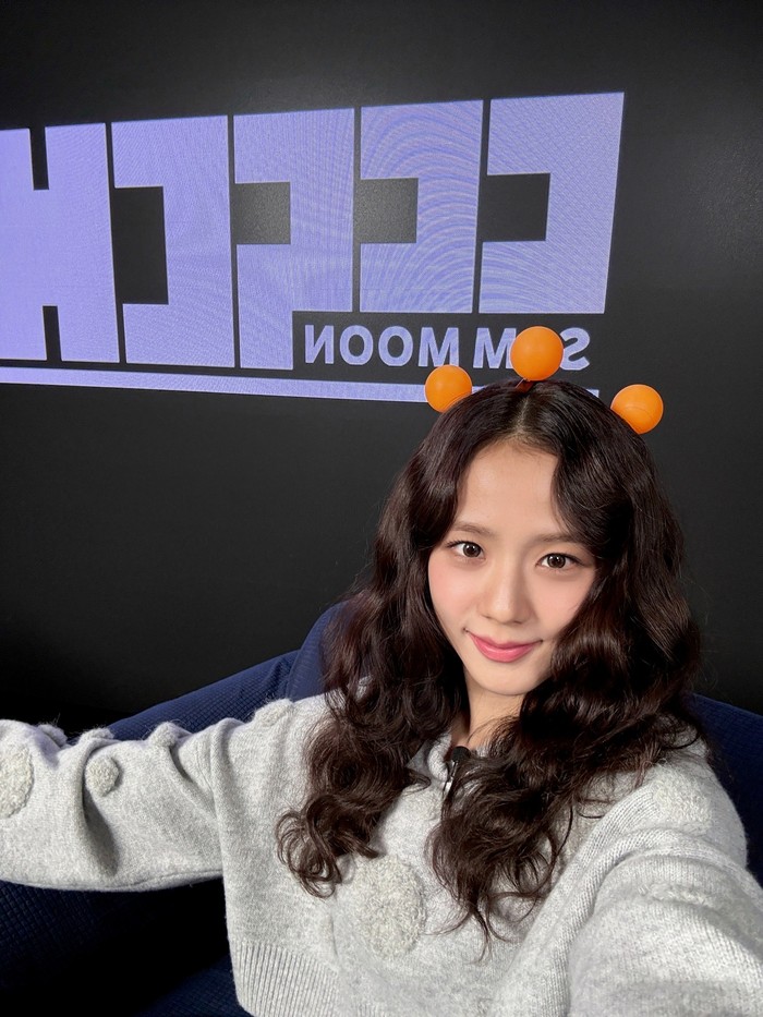 Tak hanya kembali berhasil menarik perhatian publik berkat title track berjudul ‘earthquake’ yang bikin candu, fans juga menyoroti gaya rambut artis Korea yang sudah menginjak usia kepala tiga tersebut di comeback terbarunya./ Foto: x.com/officialBLISSOO