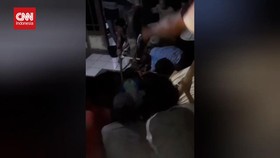 VIDEO: Tergerus Arus, Teras Rumah Amblas, 5 Anak Terperosok