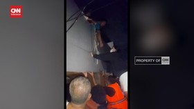 VIDEO: Momen Tim SAR Evakuasi Warga Korban Banjir di Gelapnya Malam