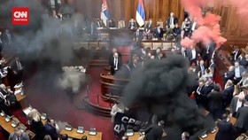 VIDEO: Sidang DPR Serbia Rusuh, Oposisi Lempar Suar dan Gas Air Mata