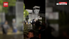 VIDEO: Banjir Bekasi Terjang Lapas Cikarang, Napi Diungsikan