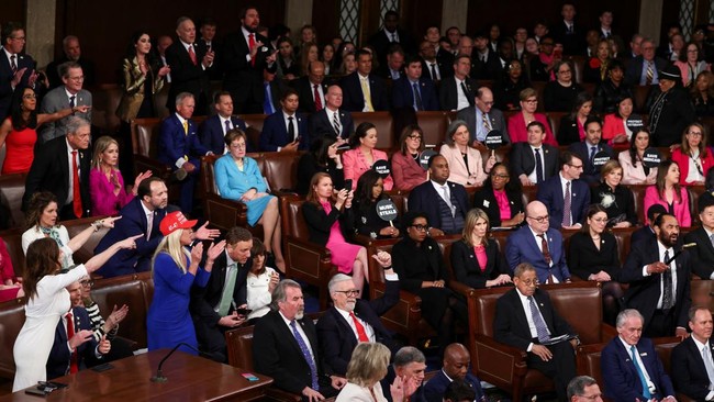 Sejumlah anggota partai Demokrat protes hingga walkout saat Presiden AS Donald Trump pidato di hadapan kongres.