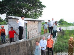 Gerak Cepat Wagub Emil Dardak Cek Tanggul Kali Lamong Gresik yang Jebol