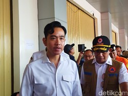 Wapres Gibran Tinjau Pengungsian Banjir Pondok Gede Permai Bekasi