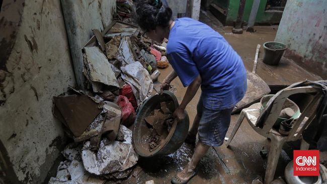 Jika tidak ditangani dengan benar, lumpur sisa banjir bisa mengeras dan semakin sulit dihilangkan. Berikut cara efektif membersihkannya