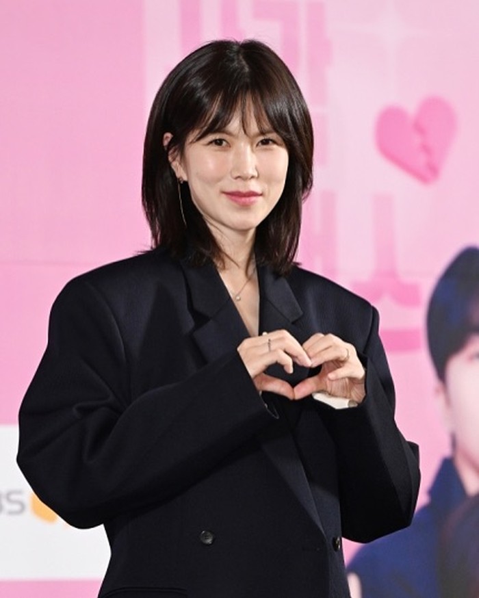 Baru saja dikaruniai putri pertamanya, Gong Min Jung telah bergabung dengan Fantagio Entertainment sejak Oktober 2024. Kini, bintang Marry My Husband tersebut akan beradu peran dengan Jisoo di drama Boyfriend on Demand./ Foto: instagram.com/greengreen_j