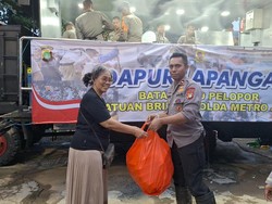 Brimob Polda Metro Bikin Dapur Siapkan Sahur-Takjil Korban Banjir Bekasi