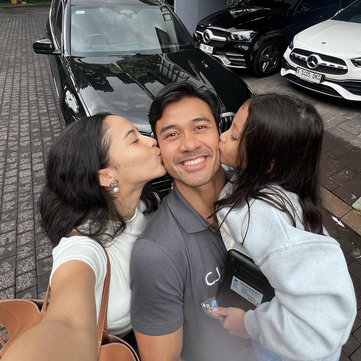 <p>Meski sebelumnya jarang mengunggah foto bersama keluarga, rumah tangga Chicco dan Putri baik-baik saja, Bunda. Bahkan, keduanya kini mulai sering memamerkan keharmonisan di hadapan publik.&nbsp;(Foto: Instagram@chicco.jerikho)</p>