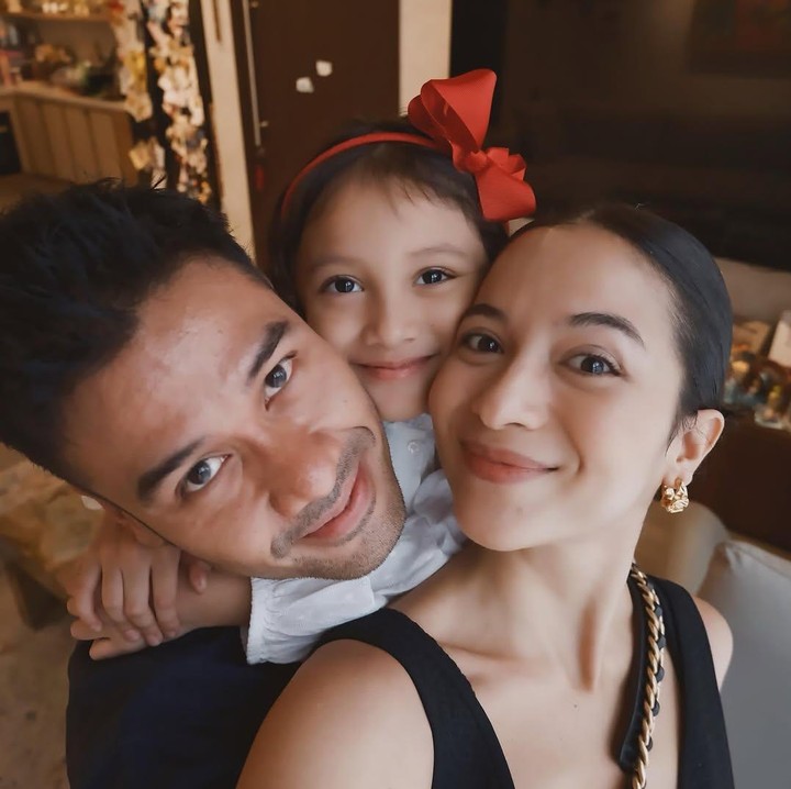 <p>Ia terlihat mengunggah momen bersama sang istri dan anak perempuannya yang bernama Surinala Carolina Jarumilind di hari spesialnya itu. “<em>Happy anniversary</em><em>@putmardisni </em>(Selamat hari jadi),” tulis Chicco, dikutip dari laman<em> Instagram@chicco.jerikho, </em>Kamis (6/3/2025). (Foto: Instagram@chicco.jerikho)</p>