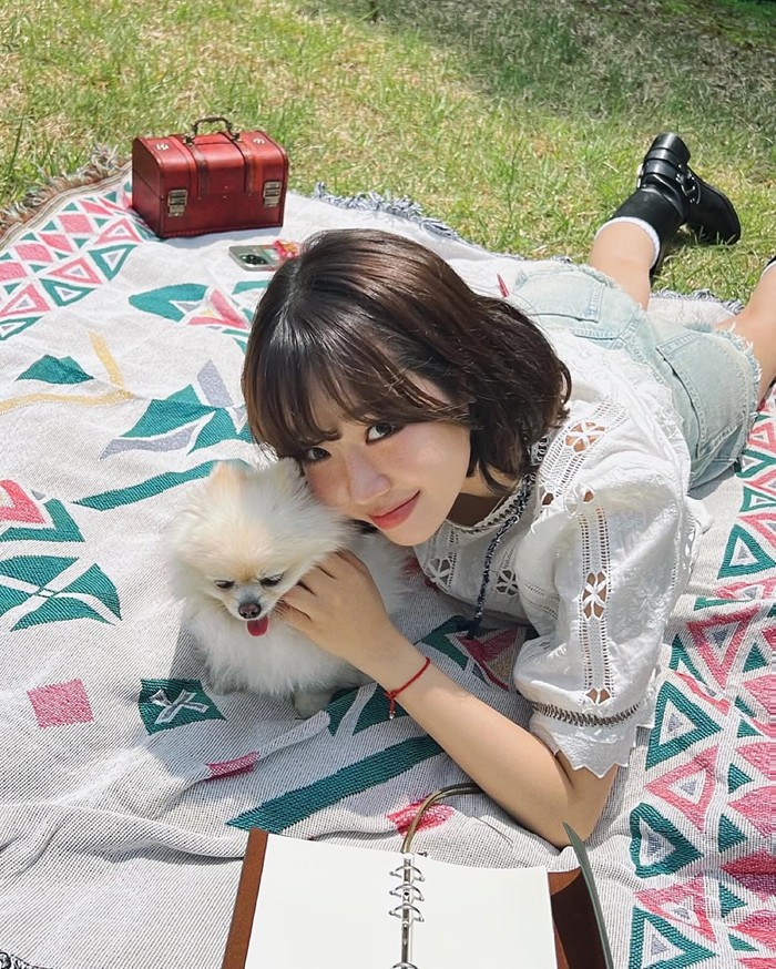 Choi Yoo Jung juga berhasil debut di I.O.I dan Weki Meki dengan rekannya di Fantagio, Kim Do Yeon. Namun, setelah Weki Meki disband, ia memperbarui kontrak pada 2024 lalu, dan memilih fokus berakting./ Foto: instagram.com/dbeoddl__