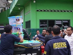 Ditreskrimum Polda Metro Salurkan Bantuan ke Korban Banjir di Condet