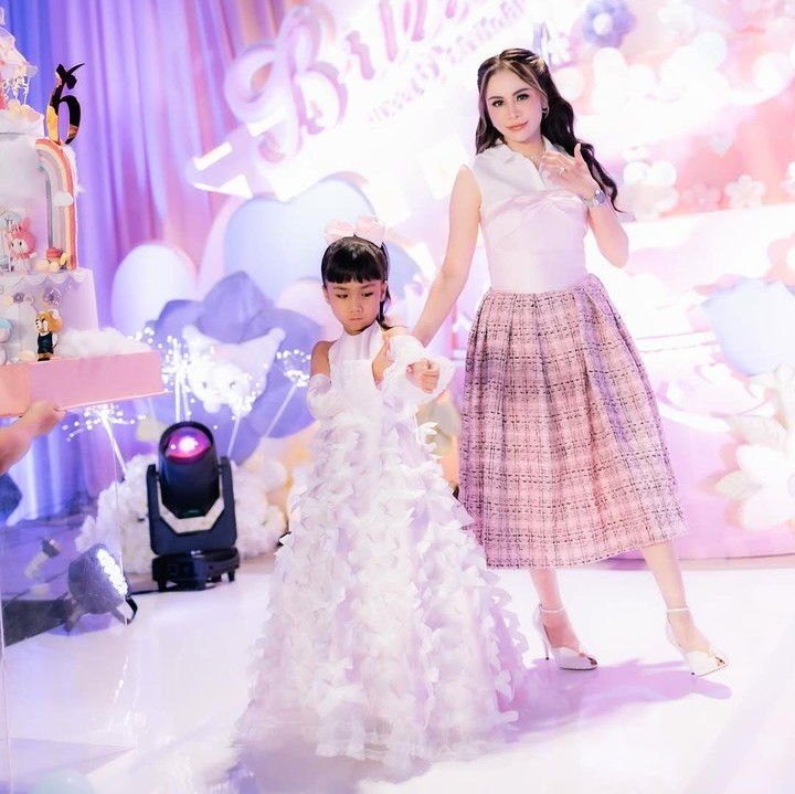 <p>Gabriella sendiri tampil cantik mengenakan <em>dress</em> berwarna merah muda. Gayanya semakin terlihat manis dengan pita warna senada di kepala. (Foto: Instagram: @therealmomogeisha)</p>