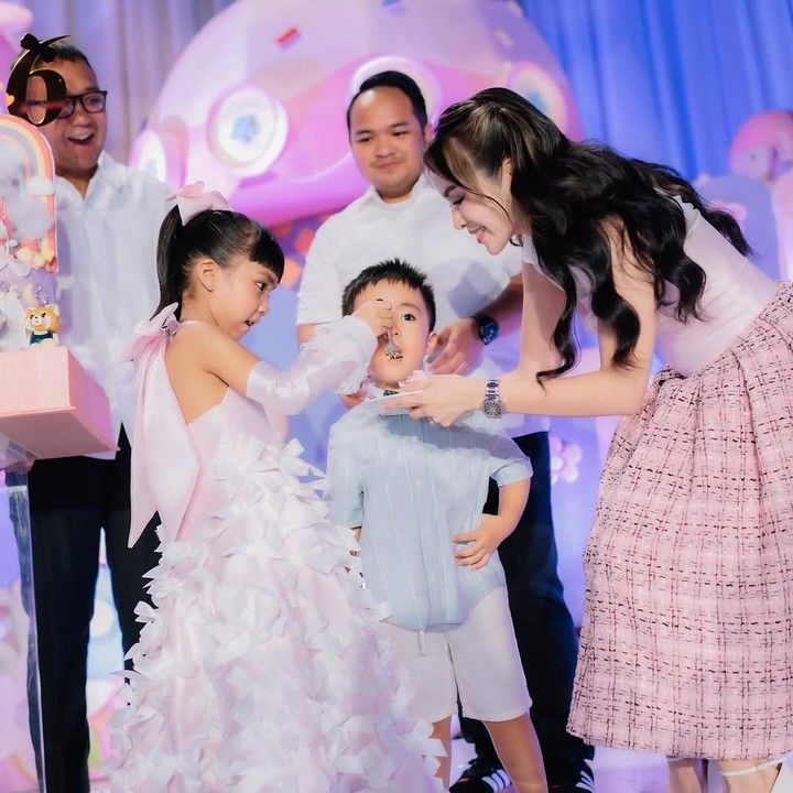 <p>Dalam rangka merayakan ulang tahun sang putri, Momo dan sang suami, Nicola Reza Samudra, mengadakan pesta yang meriah. Momen ini dibagikan langsung oleh Momo melalui laman Instagram-nya. (Foto: Instagram: @therealmomogeisha)</p>