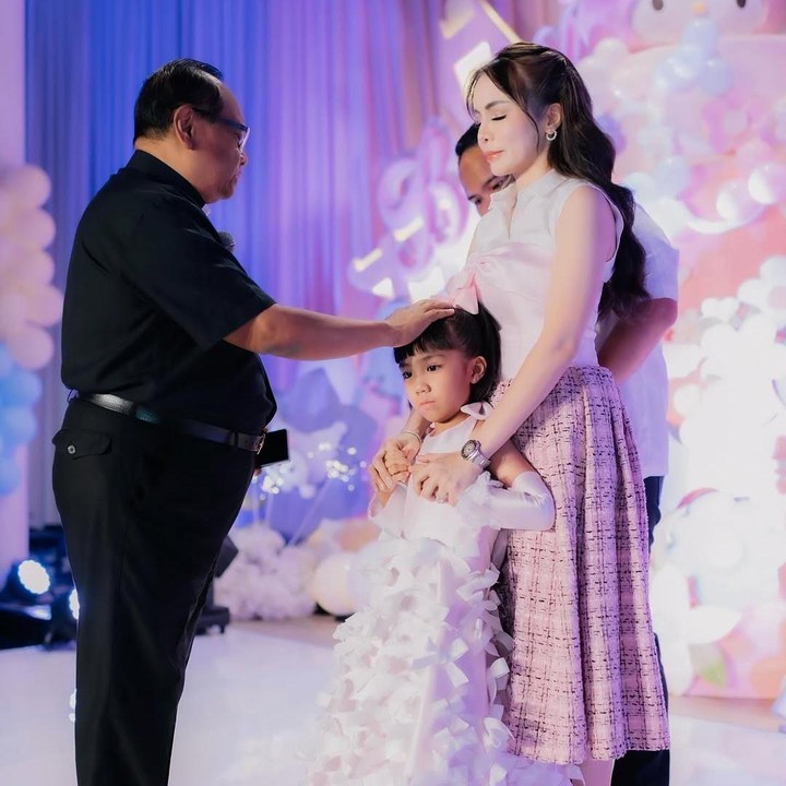 <p>"Selamat ulang tahun Briel, semoga sehat selalu, bahagia, erus panjang umurnya," kata seorang netizen. "Selamat ulang tahun Si Geulis. Semoga panjang umur, sehat selalu, rezeki berlimpah, tambah di sayang keluarga besar, menjadi anak yang berguna bagi keluarga, masyarakat, dan bangsa. Semoga tercapai segala yang terbaik untukmu dan sukses selalu, amin," doa netizen lainnya. (Foto: Instagram: @therealmomogeisha)</p>