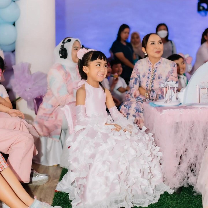 <p>"Kebahagiaanmu adalah hal yang paling berharga @sheenagabriellaaurorasamudra," tutur Momo dengan menyisipkan emotikon kecupan. (Foto: Instagram: @therealmomogeisha)</p>