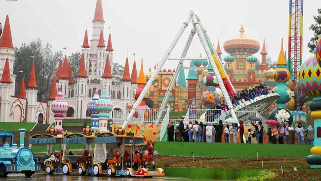 Hibisc Fantasy Puncak sendiri baru dibuka untuk umum pada 11 Desember 2024. Gubernur Jawa Barat Dedi Mulyadi menginstruksikan membongkar destinasi wisata ini.