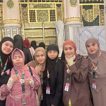 Bisa Masuk ke Dalam Raudhah, Iis Dahlia Menangis Bahagia hingga Mata Sembap