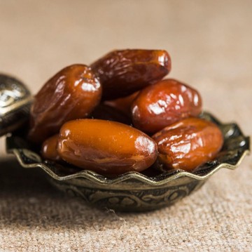 img-title 5 Makanan yang Tidak Boleh Dimakan Bersamaan dengan Kurma, Ini Alasannya!