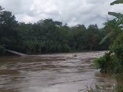 Debit Air Naik, Jembatan Gantung di OKU Timur Ambruk hingga 2 Motor Hanyut