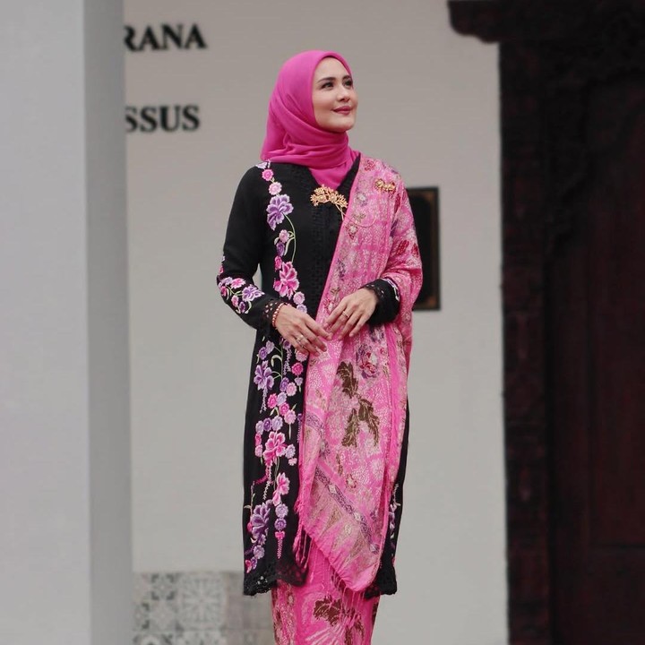 <p>Melalui unggahan di akun Instagram, Juliana Moechtar sering membagikan aktivitasnya sebagai ibu Persit nih. Ia sering juga sering mengunggah potret saat menemani suaminya yang bertugas. (Foto: Instagram @julianamoechtar)</p>