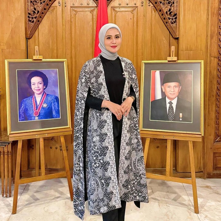 <p>Juliana Moechtar resmi menikah dengan Nur Wahyudi pada 2022. Salah satu alasannya memutuskan untuk menikah lagi karena ingin memberikan figur ayah untuk anak-anaknya. Sebelum menikah dengan Nur Wahyudi, Juliana Moechtar pernah membina rumah tangga dengan Herman Sikumbang Seventeen. Pernikahan ia dan Herman dipisahkan oleh maut. Sebab, Herman menjadi salah satu korban jiwa dari bencana tsunami di Banten pada 2018. (Foto: Instagram @julianamoechtar)</p>