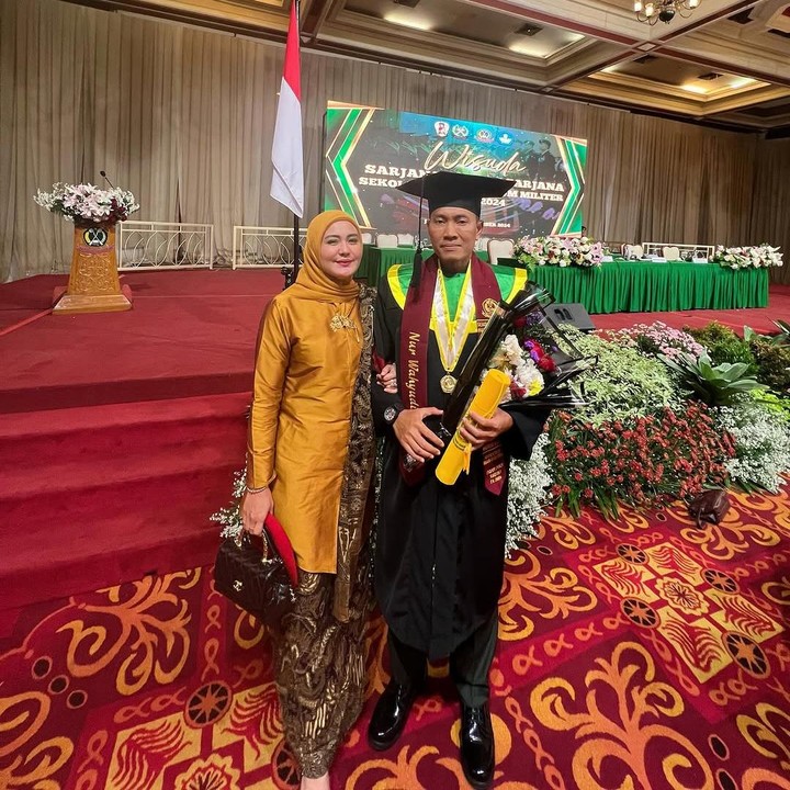 <p>Di akhir tahun lalu, Juliana Moechtar juga terlihat mendampingi suaminya yang menjalani wisuda S2. Nur Wahyudi diketahui mengambil pendidikan dengan konsentrasi hukum operasional. Ia pun lulus dengan IPK 3.80 dan mendapatkan gelar <em>cumlaude.</em> (Foto: Instagram @julianamoechtar)</p>