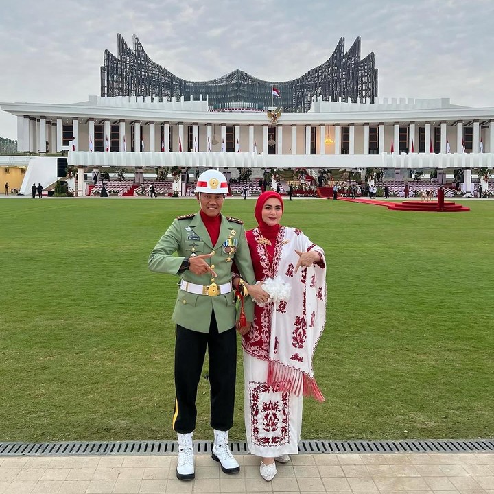 <p>Pada upacara HUT RI ke-79 bulan Agustus tahun lalu, Juliana Moechtar terbang ke Ibu Kota Nusantara (IKN) untuk mendampingi suaminya yang bertugas. Kala itu, suaminya Kolonel Inf Nur Wahyudi ditunjuk menjadi Komandan Upacara HUT ke-79 RI di Istana Negara di IKN. (Foto: Instagram @julianamoechtar)</p>