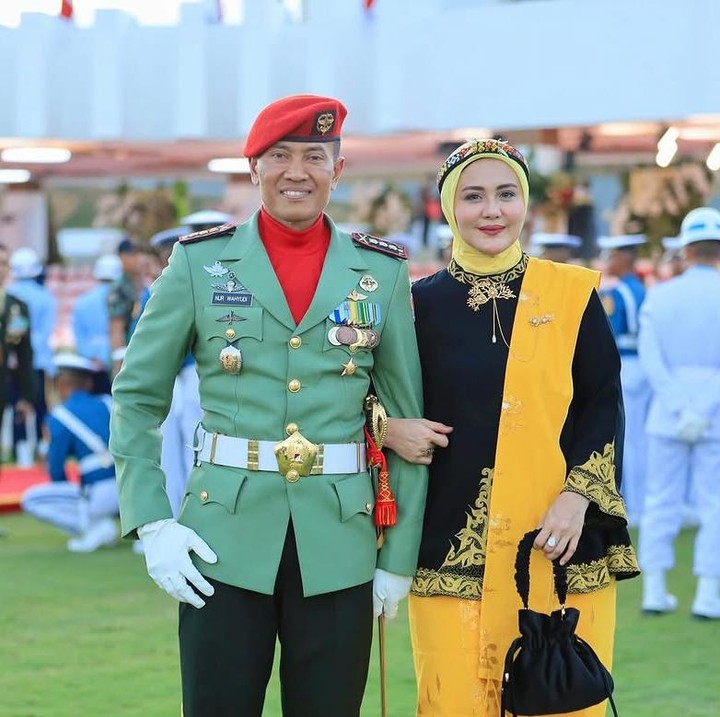 <p>Artis Juliana Moechtar sudah tak lagi aktif di dunia hiburan sejak menikah dengan seorang perwira TNI bernama Nur Wahyudi. Juliana kini fokus menjadi Bunda empat anak dan mendampingi suami sebagai ibu Persit. (Foto: Instagram @julianamoechtar)</p>