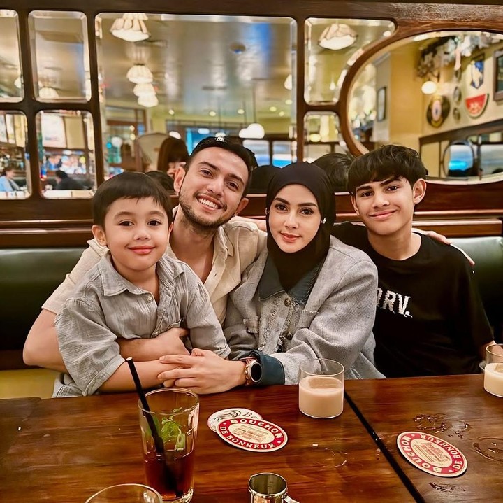 <p>"Sama-sama ganteng, tampan dan rupawan," ungkap seorang netizen. "Ini sih lebih cocok jadi adik-kakak," tutur netizen lainnya dengan menyisipkan emotikon tertawa. (Foto: Instagram: @rifkybalweel)</p>