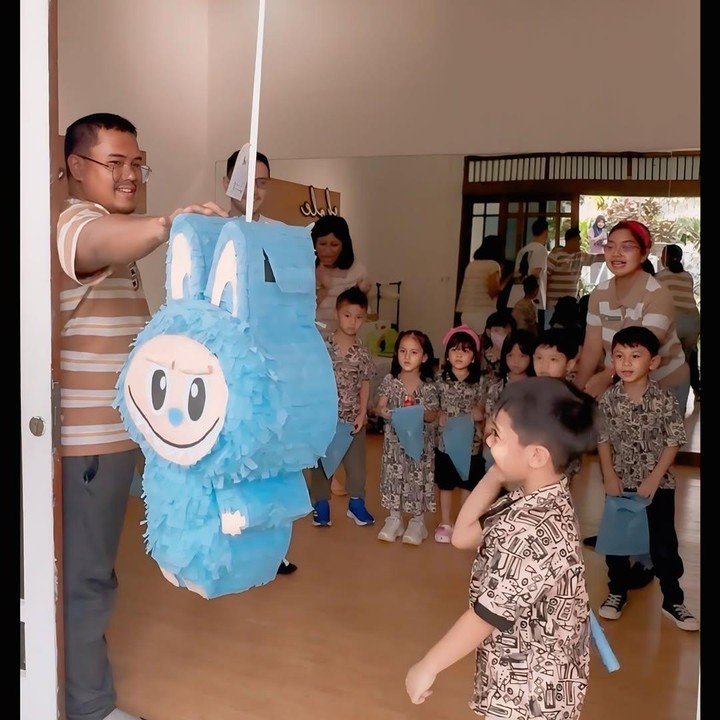<p>Ulang tahun Kazeem kali ini dirayakan secara sederhana di sekolahnya, Bunda. Tidak hanya kue ulang tahun, Kazeem juga mendapatkan pinata yang berisi camilan. (Foto: Instagram: @bibyalraen13)</p>
